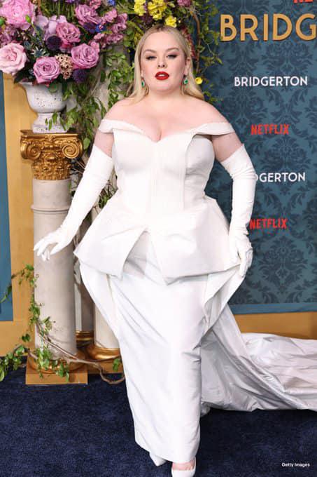  La actriz Nicola Coughlan deslumbró con un espectacular diseño blanco con escote barco y guantes. Un vestido personalizada por Danielle Frankel<b> </b>exclusivamente para ella, que contaba con una larga cola de inspiración nupcial.