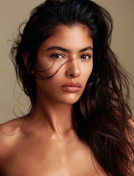Rania Benchegra es otra debutante en el show. Su participación es muy esperada como parte de las nuevas generaciones de modelos.