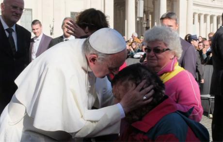 <b>El abrazo a Vinicio Riva. </b>Una de las imágenes más conmovedoras de su papado: el Papa abrazando con ternura a un hombre con neurofibromatosis, una enfermedad rara que provoca tumores en la piel. Un gesto que derribó miedos, prejuicios y nos recordó que la dignidad no se negocia.