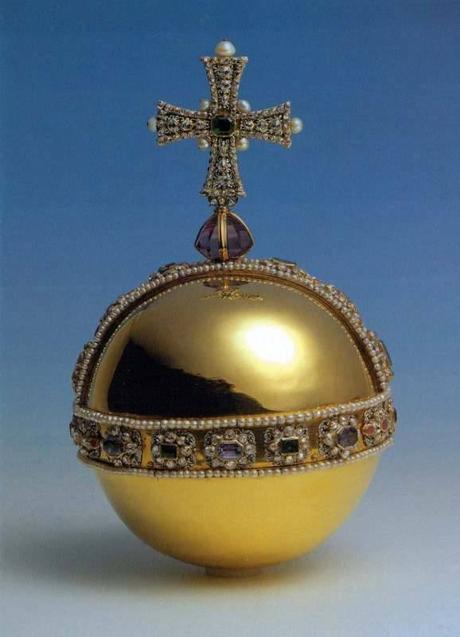 El orbeEs un recordatorio para que el/la monarca recuerde que el poder viene de Dios y que el monarca representa la figura de Dios en la tierra. 