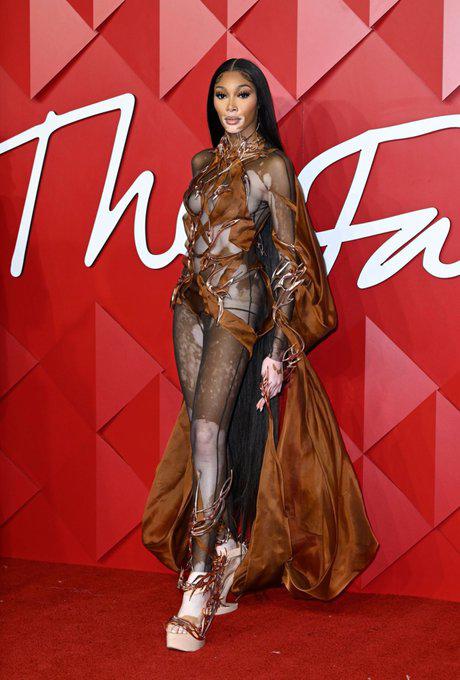 Winnie Harlow en un look de Iris Van Herpen.