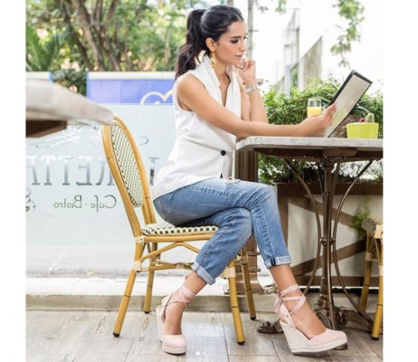 Comfy chic. Siempre cuando se trata de días incasables de reuniones, fotografías y revisar pendientes, un blazer, sus jeans favoritos y sus plataformas de alpargata, la acompañan para conquistar el mundo