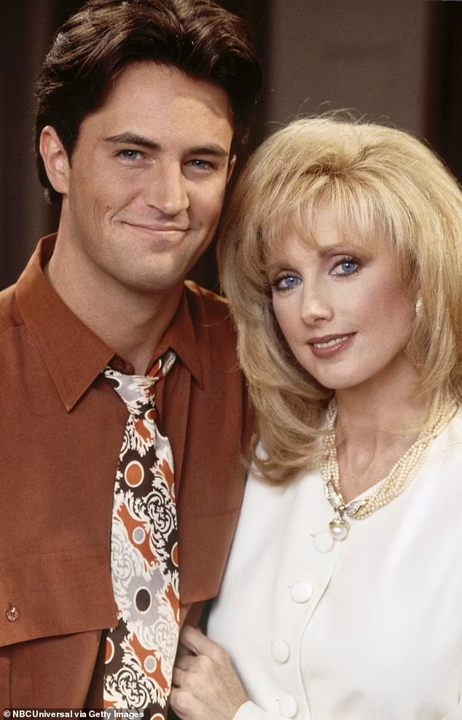 La actriz <b>Morgan Fairchild</b>, conocida por su memorable papel como la madre de Chandler en “Friends”, compartió en una emotiva <a rel="nofollow" href="https://twitter.com/morgfair/status/1718471832796631092">publicación</a> en X su aprecio por la experiencia en la exitosa serie que marcó su carrera.“Estoy desconsolada por la prematura muerte de mi ‘hijo’, Matthew Perry. La pérdida de un joven actor tan brillante es un shock. Envío amor y condolencias a sus amigos y familiares, especialmente a su padre, John Bennett Perry, con quien trabajé en ‘Flamingo Road’ y ‘Falcon Crest’. #RIPMatthew”.