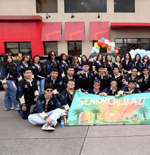 En una mañana llena de entusiasmo y compañerismo, los seniors 2027 de Intercontinental School se reunieron en Denny’s para disfrutar de un desayuno entre amigos antes de dirigirse a la escuela. Con vehículos decorados y mucha energía, los jóvenes emprendieron su caravana, dando inicio a una jornada especial que marca el comienzo de su último año escolar.