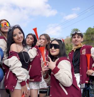 La esperada Senior Entrance de los Seniors 2027 de Mayan School estuvo llena de emoción y entusiasmo. Los estudiantes se reunieron en Plaza de Reyes, donde dieron inicio a esta celebración tan especial, para luego emprender el recorrido rumbo a la escuela en una alegre caravana que marcó el comienzo de una jornada inolvidable. En la foto: Ella Martínez, Valeria Navarro, Jimena Altamirano, Rochell Acosta, Alessandra Fernández y Ángel Rodríguez.