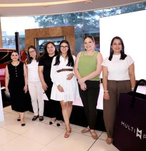 Revista Estilo y Multiplaza presentaron The Mom Break, un evento donde las invitadas disfrutaron de un taller de arcilla que les permitió moldear, explorar y crear piezas únicas a su gusto. La jornada contó con el respaldo de Nissan, que exhibió la nueva Nissan X-Trail e-POWER, protagonista de la experiencia, además de la participación de Perfumerías Magie y Estée Lauder, aportando un toque de belleza y lifestyle a este evento.