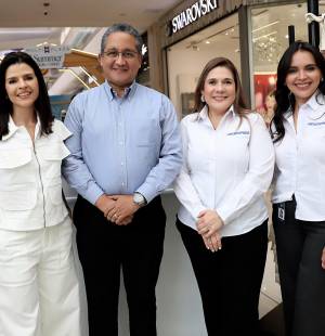 En una tarde donde la innovación y la gastronomía se fusionaron en una experiencia única, Jetstereo y Frigidaire presentaron en Tegucigalpa su nueva estufa multifunción Pizza Range, reuniendo a invitados especiales, clientes y medios en un evento que celebró el arte de cocinar con tecnología de última generación, destacando su innovadora función de horneado sobre piedra y sus múltiples capacidades como Air Fry, cocción sin precalentamiento y asado al vapor, en una propuesta pensada para transformar la experiencia culinaria en el hogar. En la foto:Marcela Pineda, Marcos Alfaro, Sarah Valladares y Saby Irías.