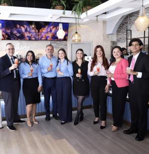Banco de Occidente reafirmó su compromiso con el crecimiento del emprendimiento nacional al acompañar la reapertura de Basílica Café, un espacio que combina tradición, sabores e innovación ubicado frente al Templo San Judas en la Basílica de Suyapa. Este proyecto, impulsado por un grupo de visionarios hondureños, ofrece una experiencia moderna con productos de alta calidad y un ambiente familiar.