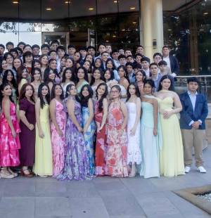 La generación 2026 de la Saint Peter Academy se reunió en el salón Jordán del Club Hondureño Árabe para celebrar su Welcome Breakfast y dar inicio a su último año escolar. La temática del desayuno fue “Un amanecer en Santorini” con decoración de estampados griegos y mosaicos en pinceles azules. La mañana transcurrió en sesiones de fotos, la degustación de su desayuno internacional y la música de saxofón que ejecutó el artista Edward Romero.