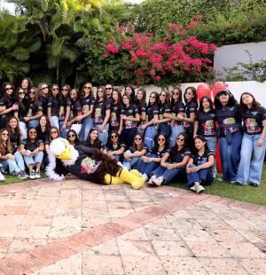 Memorable, así fue esa mañana en la que los seniors 2027 de la Escuela Americana de Tegucigalpa celebraron el primer día de su último año de high school. Emociones encontradas, risas, expectativas y la amistad prevalecieron en la jornada que comenzó con un desayuno, siguió con un recorrido hacia la escuela y culminó con la entrada triunfal al centro educativo que ha sido su casa por doce años y donde fueron recibidos con una verdadera fiesta.
