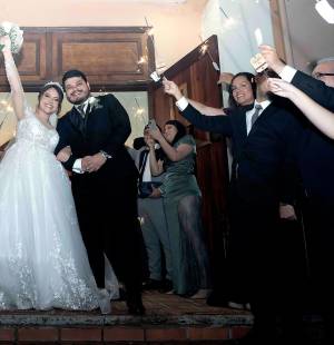 Un brindis por la eterna felicidad de los nuevos esposos, y el entusiasmo de unir sus vidas en sagrado matrimonio.