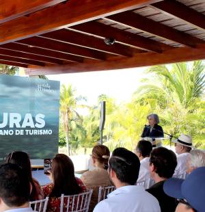 El foro “Roatán inspira; Honduras lidera” fue un encuentro que reunió a las mentes detrás del presente y futuro del turismo sostenible en el país. Convocado por Honduras Próspera Inc., el evento se convirtió en un espacio de diálogo, intercambio de ideas y visión compartida, donde líderes del sector público y privado, junto a expertos internacionales, trazaron el camino hacia una industria turística más innovadora, competitiva y consciente.