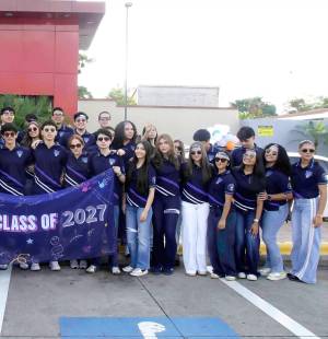 La clase 2027 de Seran School se reunió en las instalaciones del restaurante Denny’s en el boulevard Morazán para disfrutar de un delicioso desayuno y luego realizar su recorrido hacia las instalaciones educativas para continuar con la celebración. El evento incluyó una caravana de vehículos adornados con globos, sesión de fotografías y por supuesto los padres de familia que los acompañaron en este trayecto con mucho entusiasmo.