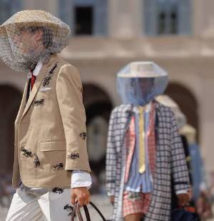 En su show de primavera 2027 durante la Milan Fashion Week de junio, Thom Browne, uno de los diseñadores de moda masculina más remarcables, mezcló el estilo preppy con su propia estética para su nueva colección basada en la película animada de Disney, <i>A Bug’s Life</i>.