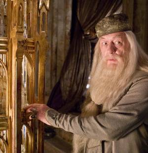 El actor británico Michael Gambon, quien interpretó a Albus Dumbledore en la saga cinematográfica de “Harry Potter”, falleció a los 82 años, anunció su familia el 28 de septiembre.