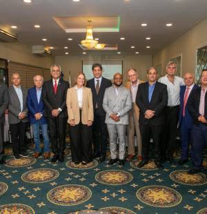 El Consulado General de la República Dominicana en San Pedro Sula, a cargo del cónsul Melinton Jiménez Salvador, y el Consulado Honorario en Roatán, Islas de la Bahía, dirigido por el cónsul José Roberto Dheming, ofrecieron una recepción a la que se dieron cita honorables cónsules e invitados especiales, quienes compartieron en un ambiente de amistad y camaradería.