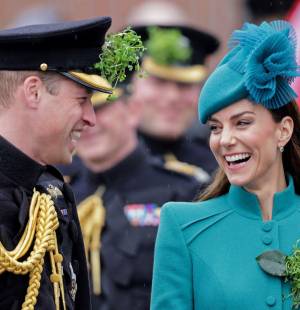 El príncipe William y su esposa Kate, quien tres meses después de su nombramiento como coronel de la Guardia Irlandesa asistió al tradicional desfile con el que se conmemora el Día de San Patricio