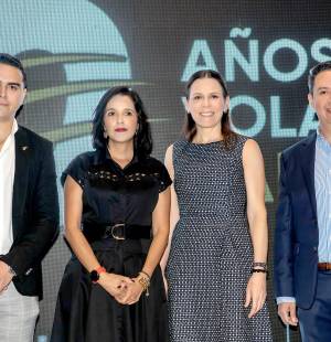 Con un cóctel que reunió a autoridades aeroportuarias, representantes del sector turismo, agencias de viajes, clientes, invitados especiales y medios de comunicación, Copa Airlines celebró 20 años de operaciones conectando a San Pedro Sula con las Américas. El encuentro, realizado en el rooftop del hotel Aloft, fue el escenario para conmemorar dos décadas de crecimiento y reafirmar el compromiso de la aerolínea con Honduras, ofreciendo actualmente dos vuelos diarios que enlazan a la ciudad con 85 destinos en más de 30 países a través del Hub de las Américas®, ubicado en Panamá.