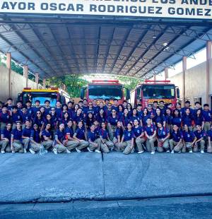 Desde muy temprano, los 98 seniors de Happy Days &amp; Freedom Institute vivieron una mañana inolvidable en su Entrance. Con pantalones kaki y tirantes de bombero, llegaron a la estación Los Andes “Mayor Óscar Rodríguez Gómez”, donde entre fotos, risas y alegría iniciaron su caravana rumbo al colegio. El comité de padres, junto a la planner Marcela Cueva, cuidó cada detalle para que todo saliera perfecto: desde la llegada a la estación hasta el recibimiento en el gimnasio, donde fueron ovacionados por autoridades, familias y compañeros, celebrando con entusiasmo el inicio de su último año de secundaria.