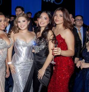 Abrazos y emociones encontradas en la memorable fiesta de graduación de los nuevos bachilleres bilingües en Ciencias y Humanidades. La generación 2025 de la Saint Peter Academy, fue protagonista de una inolvidable gala donde la alegría de los 73 graduados flotaba en el elegante ambiente de fiesta dispuesto para la ocasión por los padres de familia.