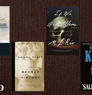 Halloween está a la vuelta de la esquina y, si prefieres una noche tranquila en casa antes que una fiesta de disfraces, acompañada de un chocolate caliente y un buen libro de terror, misterio o simplemente con las <i>vibes </i>otoñales características de octubre, esta selección de 15 obras literarias es para ti.