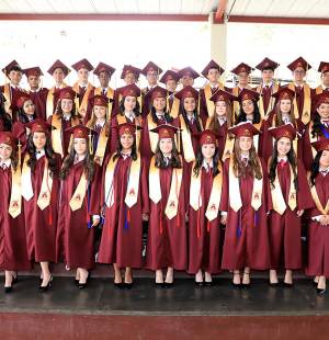 Con togas y birretes del color que los acompañó durante toda su etapa escolar, y con el corazón lleno de sueños por cumplir, los seniors 2025 de Mayan School celebraron su esperada graduación. Convertidos oficialmente en bachilleres en Ciencias y Humanidades, los jóvenes vivieron este momento con entusiasmo, alegría y la firme convicción de que están listos para conquistar el mundo.
