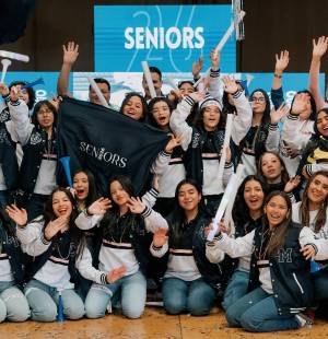Los 32 seniors del Instituto Salesiano Sagrado Corazón se reunieron esa mañana en un punto de Tegucigalpa, desde donde partieron en caravana rumbo a su escuela, donde vivieron una memorable entrance, que incluyó bailes al ritmo de Dj Frank Caba y un alegre carnaval, preludio de su último año de secundaria.