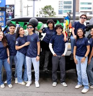 Llenos de emoción y sonrisas los seniors 2027 de Discovery School disfrutaron de su senior entrance iniciando en el Boulevard Morazán para dar inicio a la caravana de carros con decoraciones de globos y más. Entre música y aplausos dieron inicio a su ultimo año escolar marcando el comienzo de una etapa llena de aprendizaje y recuerdos inolvidables.