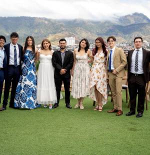 El Senior Brunch 2026 de Honors Academy se celebró en el área social de Distrito Artemisa, en un ambiente elegante y lleno de emoción. Entre risas, abrazos y miradas cargadas de ilusión, los futuros graduandos compartieron un momento especial que marcó el inicio de la recta final de su etapa escolar.