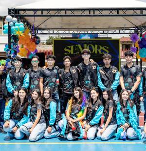 Entre sonrisas, alegría y mucha emoción, los seniors 2027 de San Francisco de Sales Catholic School vivieron su último primer día de clases, un momento muy especial que marco el inicio de su último año escolar. La jornada comenzó con una misa en la Basílica de Suyapa, donde compartieron un momento de reflexión y agradecimiento junto a sus compañeros. Después, continuaron con una celebración llena de emoción y momentos únicos que quedarán para siempre en sus corazones.