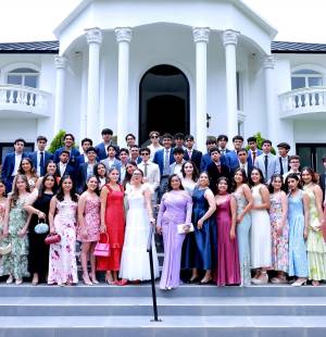 Los Seniors 2026 de la Academia Los Pinares disfrutaron de una jornada especial durante su Senior Lunch en Invernaderos del Trigo. En medio de un ambiente relajado y rodeados de sus compañeros, vivieron momentos llenos de risas, fotografías y recuerdos que marcan la recta final de su vida escolar.