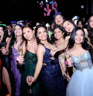 Los seniors 2025 del Instituto San José del Carmen vivieron una noche mágica al celebrar su prom, una velada cargada de sorpresas, emociones y mucha alegría. Entre risas, música y abrazos, las jóvenes disfrutaron hasta altas horas, sellando recuerdos que llevarán consigo para siempre.