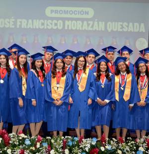 Con orgullo y muchas emociones los seniors 2025 de la Dowal School recibieron sus títulos en la ceremonia de graduación. Rodeados de familiares, docentes y seres queridos, los graduandos celebraron el fruto de años de esfuerzo y dedicación.