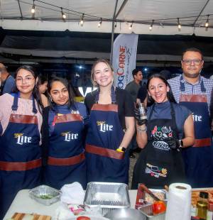 Bajo el calor de las brasas y el aroma inconfundible del asado, Supermercados Colonial celebró la décima edición de su esperado <i>Master Grilling con Colonial</i>, consolidándose como una de las experiencias gastronómicas más destacadas del año. Entre fuego, sabor y buena compañía, el evento reunió a invitados especiales, amantes de la parrilla y expertos culinarios en una velada donde la cocina se convirtió en espectáculo y punto de encuentro.