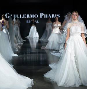 El diseñador hondureño radicado en Estados Unidos, Guillermo Pharis, se ganó los aplausos y admiración del público en la reciente edición de la Denver Fashion Week, donde deslumbró con su colección Spring Summer 2026. Tejidos delicados, líneas románticas y femeninas definen la apuesta que transmite la mezcla de classic couture y arte moderno que caracterizan al creativo.
