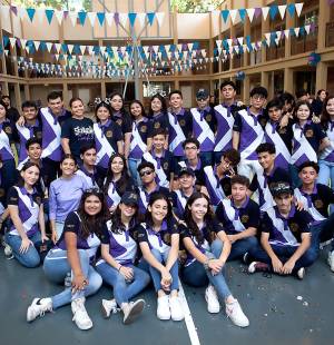 Bajo el lema “Reach the Stars”, los senior de Franciscan School se reunieron en el restaurante Denny’s de Jardines del Valle para celebrar su último primer día de clases. Los 38 alumnos del onceavo grado llegaron muy entusiasmados al encuentro, luciendo jeans y camisetas con los colores de la institución. A su alegría también se unieron sus padres, quienes adornaron sus vehículos con globos y letras coloridas. Luego del desayuno, inició la caravana hacia la escuela, donde los esperaba los alumnos y autoridades educativas para recibirlos con aplausos y celebrar así el inicio de clases en todas las áreas educativas de Franciscan School.