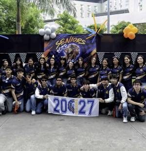 Con emoción los seniors 2027 de la Western International School, se reunieron para celebrar su senior entrance. La cita tuvó lugar en el parqueo del Hotel Copantl &amp; Convention Center. Dando inicio el recorrido hacia centro educativo seguidos por una caravana de autos con globos y autos de carrera.