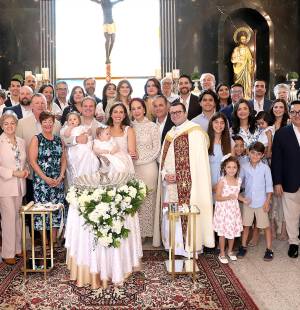 Vestidas con un delicado y hermoso ropaje confeccionado en Ohio con la tela del vestido de novia de su abuela Janet, Gia y Bella Herzog Cuculiza llegaron a la Capilla San Judas Tadeo entre los brazos de sus orgullosos padres, Derek Herzog y Lorella Cuculiza. Ante la mirada emocionada de familiares y amigos, las pequeñas recibieron el sagrado sacramento del bautismo de manos del sacerdote Carlos Margo, en una ceremonia íntima y llena de amor que quedará grabada para siempre en la memoria y en el corazón de todos los presentes.