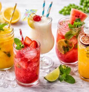 Nada mejor que un cóctel frío y natural para refrescar el día. Estas combinaciones de frutas frescas, hielo y un toque cítrico son rápidas de preparar, llenas de color y sabor tropical. Perfectas para reuniones, tardes calurosas o simplemente para disfrutar algo diferente.