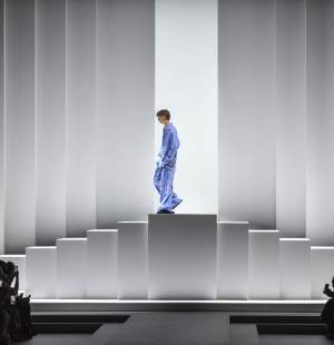 Las pijamas salen de la cama directo a la calle, esa es la premisa de la colección Menswear Spring-Summer 2026 presentada por Dolce&amp;Gabbana en Milán. Versiones casuales y desenfadadas, pero también con cuidados bordados en una versión de noche, vuelven a la pasarela como una pieza insigne de la marca desde los años 90.