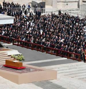 El sábado 26 de abril de 2025, la Plaza de San Pedro en el Vaticano se convirtió en el epicentro de una emotiva despedida al Papa Francisco, fallecido a los 88 años. La misa exequial, presidida por el cardenal Giovanni Battista Re, decano del Colegio Cardenalicio, reunió a más de 200,000 fieles y a delegaciones de 130 países, incluyendo 50 jefes de Estado y 10 monarcas.