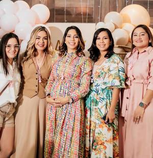 En el muy de moda Liquidambar se reunieron familiares y amigas de Alina Cuadra y Mario Osorio, quienes muy emocionados esperan la llegada de Alana.