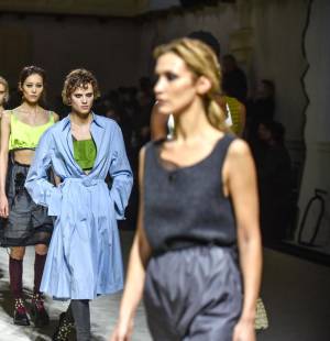 Un desfile con apenas 15 modelos, marcado por el juego de capas para evocar la evolución cotidiana de las mujeres, ha sido el formato escogido por Prada para presentar su nueva colección femenina para el próximo otoño-invierno en Milan Fashion Week.