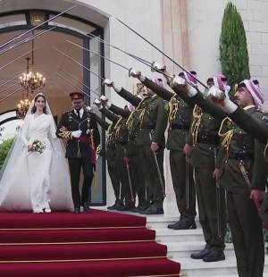 El príncipe heredero de Jordania Hussein bin Abdullah y la arquitecta saudita Rajwa al Saif se casaron en el Palacio de Zahran, en la histórica ciudadela de Amán, ante sus familias y 140 invitados, entre ellos la primera dama estadounidense, Jill Biden, los príncipes de Gales y los reyes de los Países Bajos. (Photo by Jordanian Royal Palace / AFP)