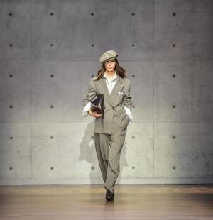 Modelos vestidas en blazers cruzados en una paleta de colores que iba del beige grisáceo al marrón, con toques de azul y violeta, desfilaron en la pasarela de Emporio Armani en la Semana de la Moda de Milán Otoño Invierno 2026/2027, dedicada al fundador de la firma, Giorgio Armani