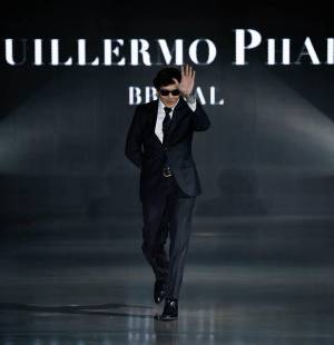 El diseñador hondureño radicado en Estados Unidos, Guillermo Pharis, se ganó los aplausos y admiración del público en la reciente edición de la Denver Fashion Week, donde debutó con su colección Spring Summer 2026. Tejidos delicados, líneas románticas y femeninas definen la apuesta que transmite la mezcla de classic couture y arte moderno que caracterizan al creativo.