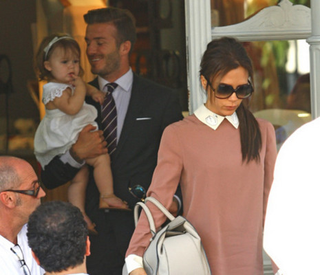 David y Victoria pasean a Harper por Londres