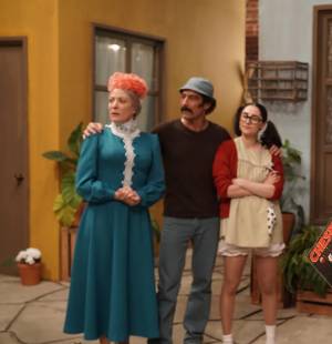 <i>“Chespirito: Sin querer queriendo”</i> no solo narra el ascenso de Roberto Gómez Bolaños, también explora las relaciones que moldearon su carrera y su vida personal. A través de personajes inspirados en figuras reales, la serie revela el detrás de cámaras de un fenómeno televisivo, mostrando los vínculos, roces y afectos que existieron fuera del set.