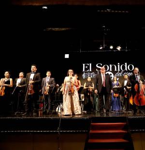El majestuoso Teatro Nacional Manuel Bonilla fue testigo de una velada inolvidable que mezcló la fantasía del séptimo arte con la majestuosidad de la música sinfónica. Bajo el nombre <i>El Sonido del Cine</i>, la Orquesta Sinfónica de la Victoria ofreció un espectáculo que hizo vibrar corazones y despertar memorias cinematográficas entre los asistentes.