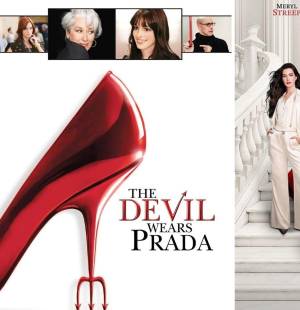 Dentro de un mes, reviviremos una de las películas más relevantes del mundo fashion, The Devil Wears Prada, que regresa el 30 de abril. Esta vez, la conversación se centra en los looks, desde el icónico vestuario creado por Patricia Field en la primera entrega hasta las nuevas propuestas que vemos en los adelantos de la secuela, ahora a cargo de Molly Rogers. La pregunta es clara: ¿lograrán estas nuevas elecciones reflejar las últimas tendencias y diseñadores sin perder la esencia que convirtió a la original en un referente de estilo?